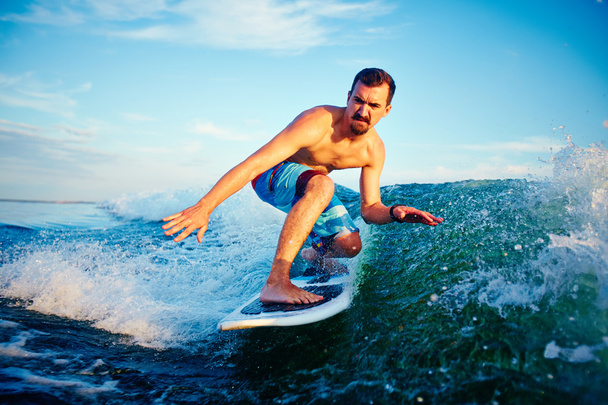 Surfista chico en su tabla de surf
 - Foto, imagen
