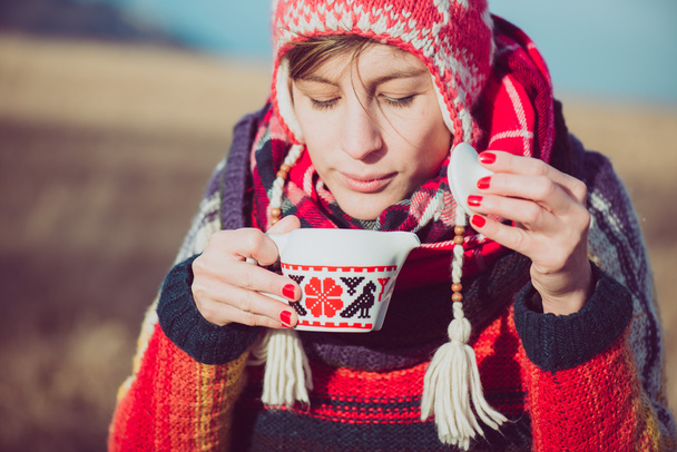 Nomad γυναίκα πίνοντας ζεστά ροφήματα - Φωτογραφία, εικόνα