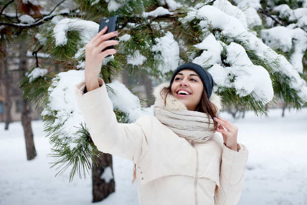 beauty girl on the winter background - Foto, imagen