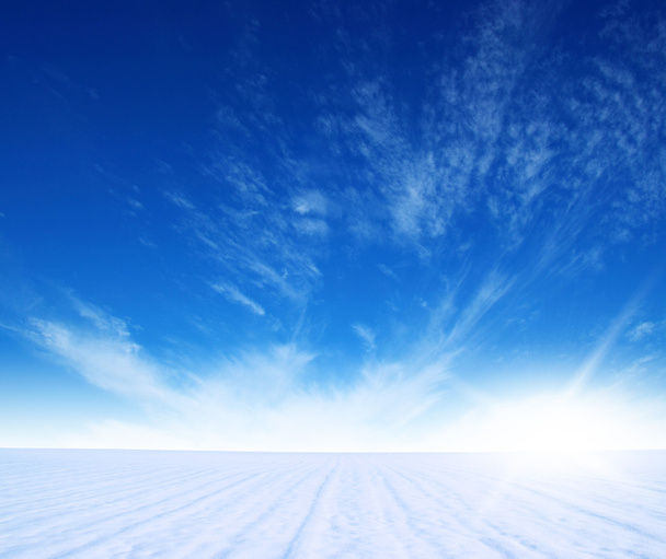 Montaña de nieve y cielo
 - Foto, imagen