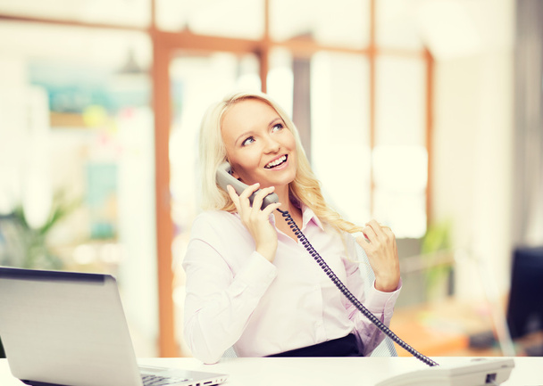 Lächelnde Geschäftsfrau oder Studentin am Telefon - Foto, Bild
