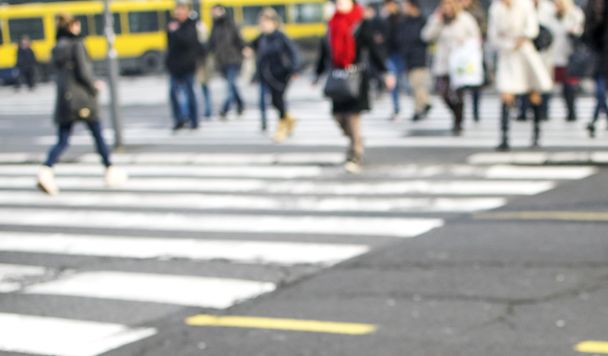 Kiireinen kaupunki katu ihmiset seepra ylitys
 - Valokuva, kuva
