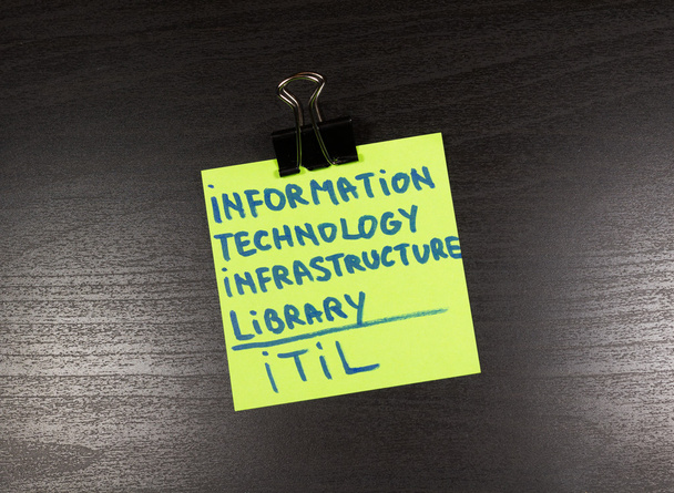 ITIL, nota pegajosa de biblioteca de infraestructura de tecnología de información - Foto, imagen