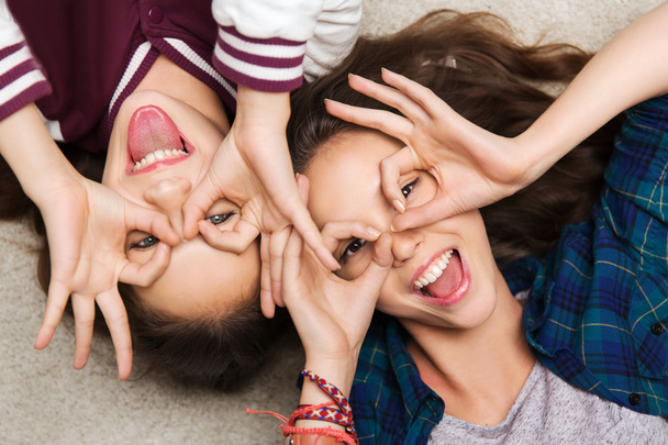 happy smiling pretty teenage girls having fun - Fotografie, Obrázek