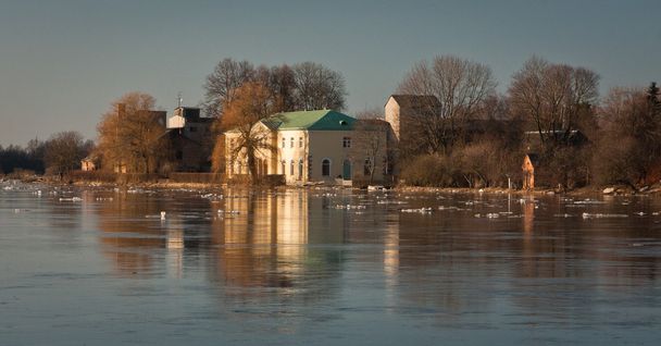 inundações por aspersão com gelo
 - Foto, Imagem