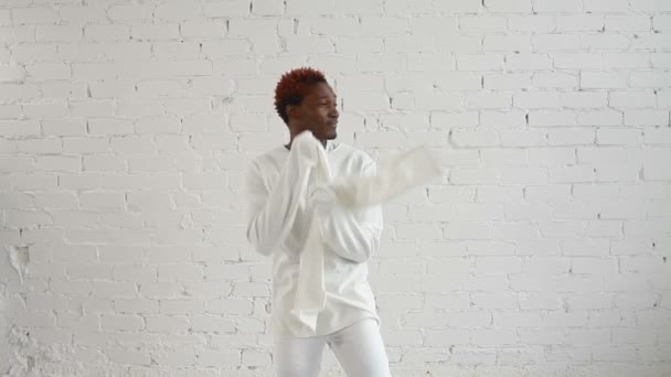 Un negro loco de unos cuarenta años con una camisa de fuerza bailando y divirtiéndose
 - Metraje, vídeo