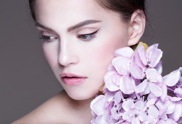 Beautiful Girl With Orchid Flowers.Beauty Woman Face.Vogue Styled Fashion Portrait. - Fotografie, Obrázek