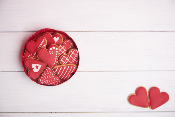 kalp şeklinde gingerbread çerezleri, üstten görünüm. - Fotoğraf, Görsel