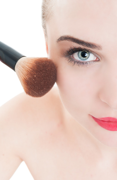Primer plano con la mujer usando el cepillo de maquillaje
 - Foto, Imagen