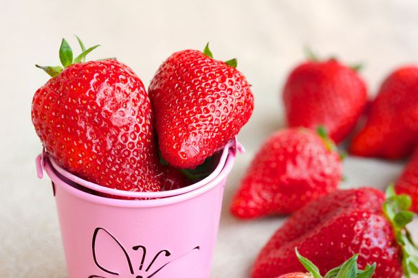 Φράουλες σε ένα κουβά με διακοσμητικά - Φωτογραφία, εικόνα