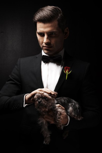 Porträt eines Mannes mit Hund, Patenfigur. - Foto, Bild