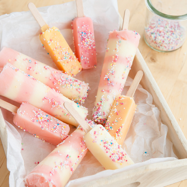 Homemade ice cream popsicles - Фото, изображение
