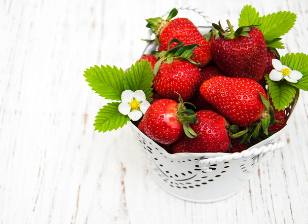 Metal pot with strawberries - Photo, Image
