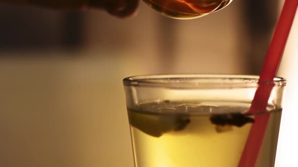 Verter miel natural en té de jengibre. En cámara lenta. HD
 - Metraje, vídeo