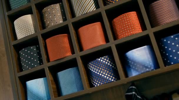 Viele Krawatten liegen gefaltet in den Regalen - Filmmaterial, Video