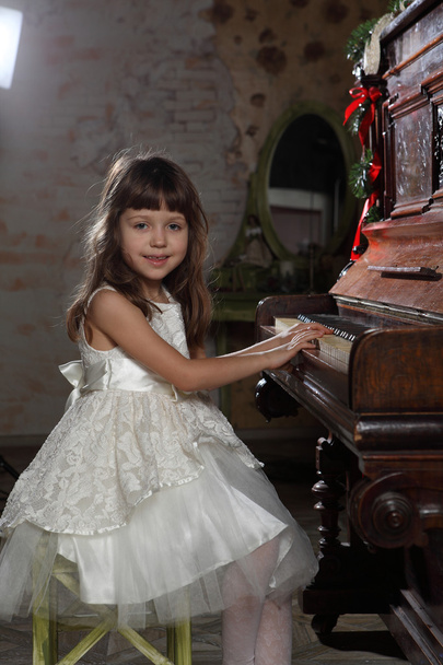 The girl plays the piano - Valokuva, kuva