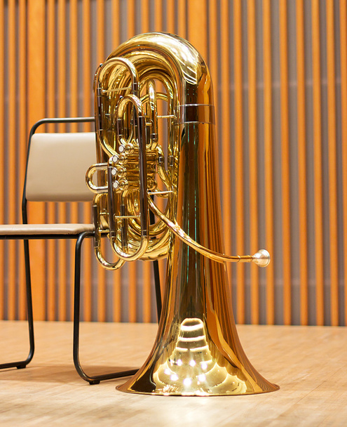 コンサート ホールで黄金チューバ。管楽器。銅楽器 - 写真・画像
