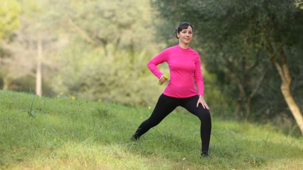 Kaukasische vrouwen doen gewicht opleiding in het park - Video