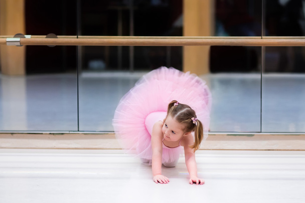 Bailarina en clase de ballet
 - Foto, Imagen