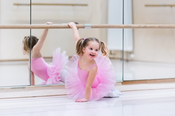 Pequena bailarina na aula de ballet
 - Foto, Imagem