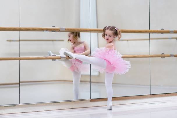 Pequena bailarina na aula de ballet
 - Foto, Imagem