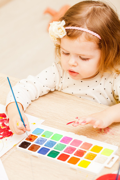 Girl is painting - Φωτογραφία, εικόνα