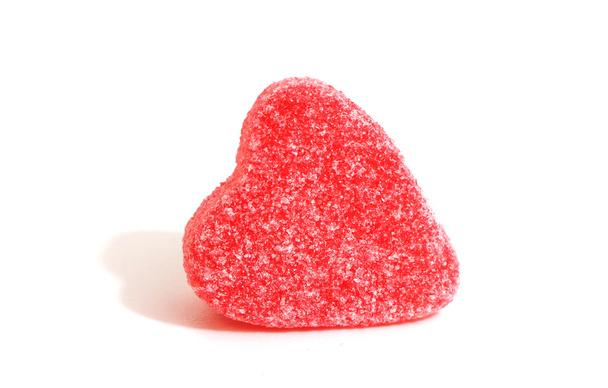 Cuori di gelatina rossi isolati su uno sfondo bianco  - Foto, immagini