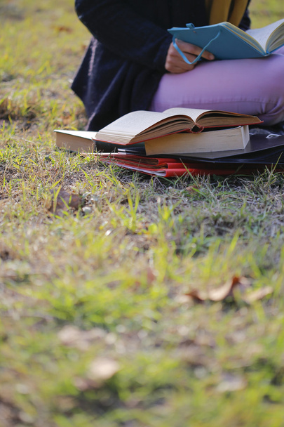 Студент колледжа читает книгу о траве
 - Фото, изображение