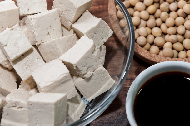 Sojasauce, ein Stück Tofu und Sojabohnen - Foto, Bild