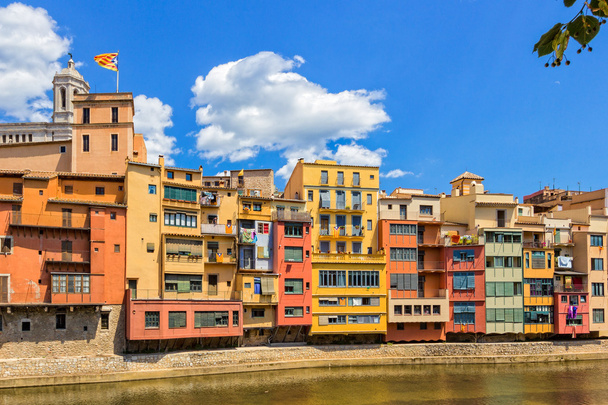 Casas sobre o rio em Girona
 - Foto, Imagem