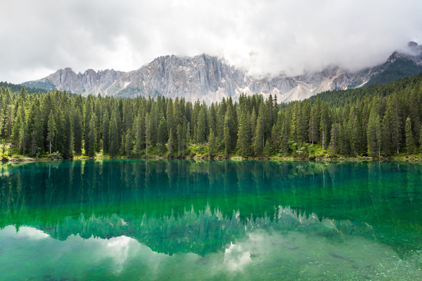 Jezero Carezza, pohoří Dolomity, Itálie - Fotografie, Obrázek