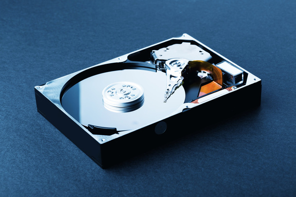 Ouvrir le disque dur démonté sur fond plastique noir. Bleu à
 - Photo, image