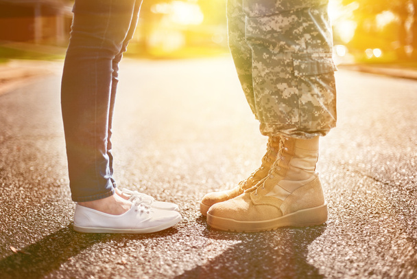 Jeune couple militaire s'embrassant, concept de retour, donc
 - Photo, image