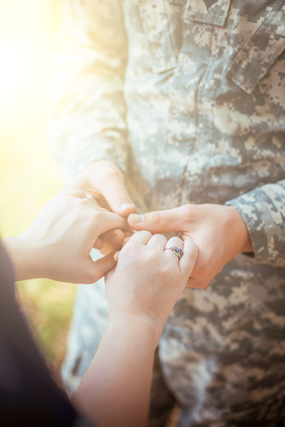 Одружена військова пара тримає руки
 - Фото, зображення