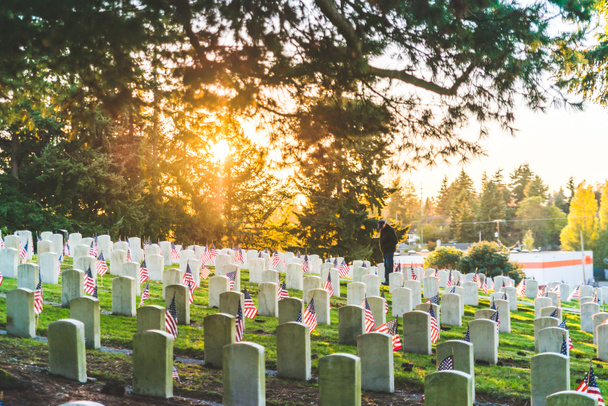 Cementerio Nacional con una bandera el Día de los Caídos en Washington, EE.UU.
. - Foto, imagen