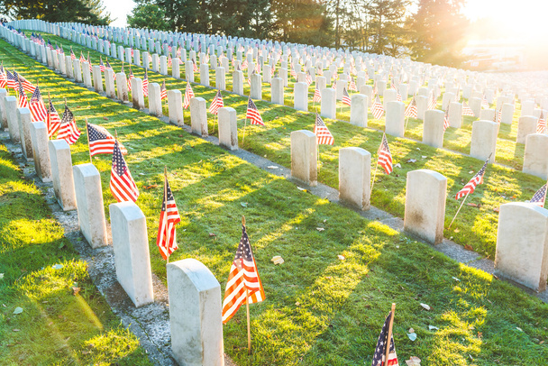 Cementerio Nacional con una bandera el Día de los Caídos en Washington, EE.UU.
. - Foto, Imagen