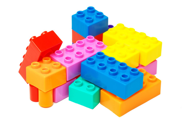 kolorowe bloki plastikowe zabawki na białym tle - Zdjęcie, obraz