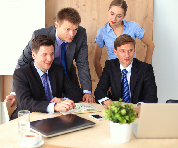 Reunión de negocios - Gerente discutiendo el trabajo con sus colegas
 - Foto, Imagen