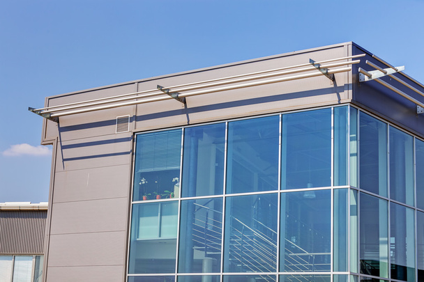 Fachada de aluminio sobre edificio industrial
 - Foto, imagen