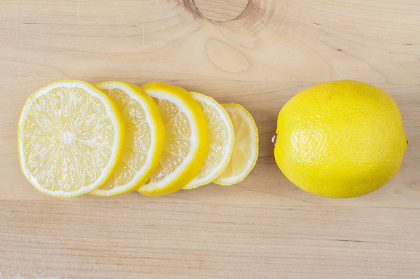 Rodajas de limón y un limón
 - Foto, Imagen
