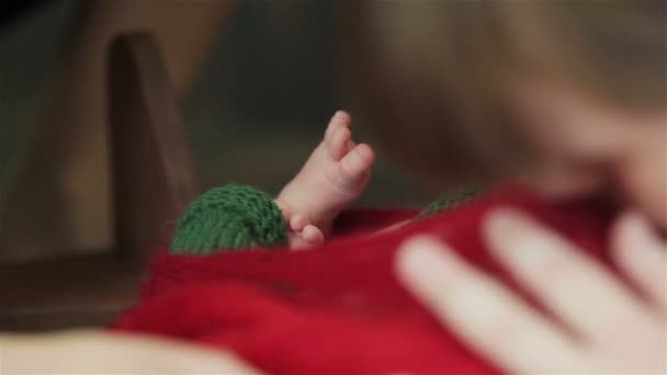 Liefdevolle moeder zoenen haar slapende pasgeboren baby - Video