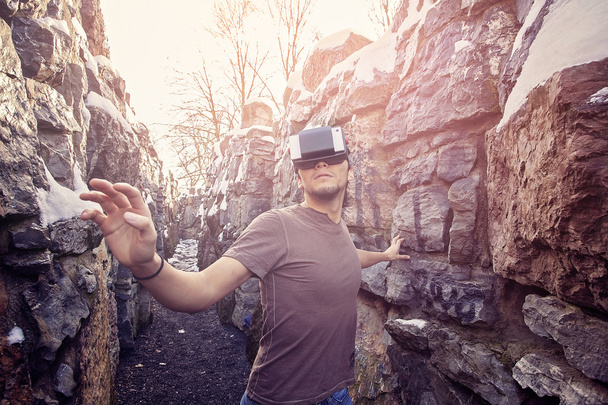 Молодой человек в очках виртуальной реальности
 - Фото, изображение