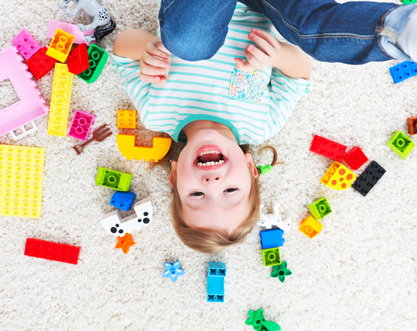 szczęśliwe dziecko śmiechu i zabawy z zabawki Konstruktor - Zdjęcie, obraz
