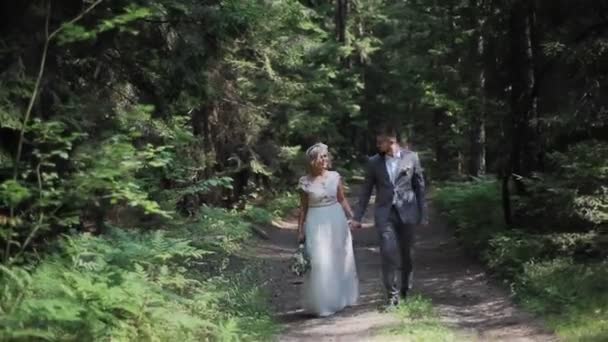 Молода і щаслива наречена і наречена гуляють в сонячному лісі
 - Кадри, відео