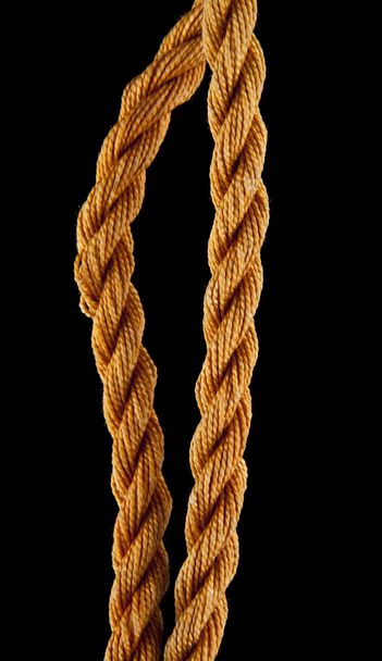 две веревки на черном
 - Фото, изображение