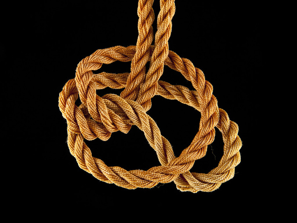 a fekete csomózott kötél - Fotó, kép