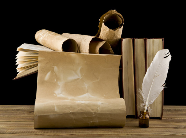 старые книги и бумажные свитки
 - Фото, изображение