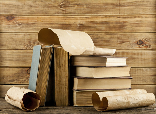 Libros antiguos sobre madera
 - Foto, imagen