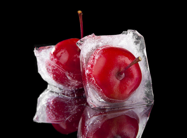 замороженные яблоки на черном
 - Фото, изображение