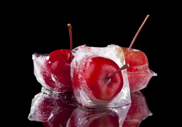 frozen apples on black - Valokuva, kuva
